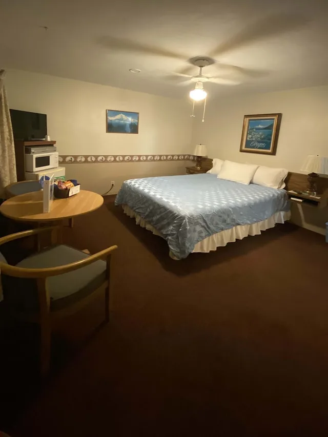 Standard, Single, Queen Bed, Lighthouse Inn 4/7