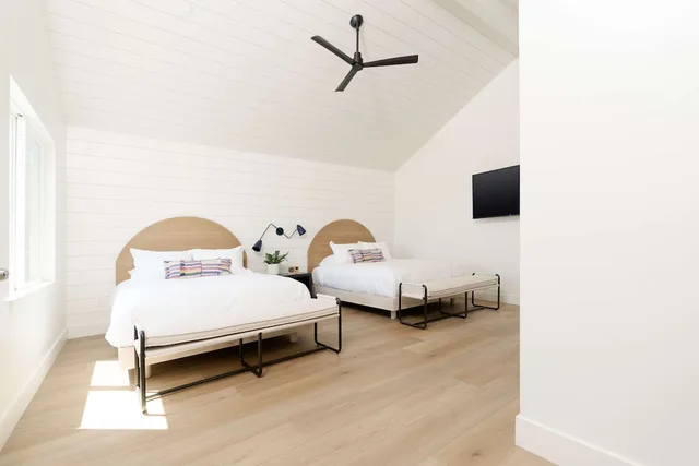 Backyard, Bungalow, 2 Queen Beds، The Dolphin Inn 3/4