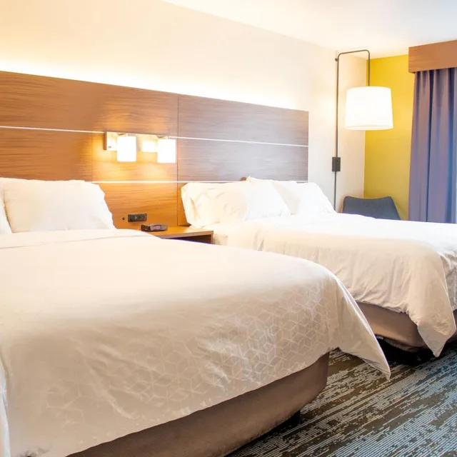 غرفة بسريرين مزدوجين مع أريكة، Holiday Inn Express Hotel & Suites Wausau 2/7