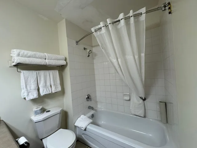 Room, Queen Bed, Pet Friendly, Howard Johnson By Wyndham Fort St John 9/9