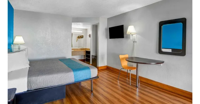 غرفة بسرير كينج لذوي الإعاقة، Motel6 Atlanta GA 8/9