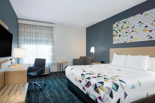 غرفة بسرير كينج، La Quinta Inn & Suites by Wyndham Manassas, VA- Dulles Airport 1/2