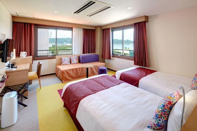 غرفة ديلوكس بثلاثة أسرّة بإطلالة على البحر، Hotel Yugaf Inn Okinawa 1/4