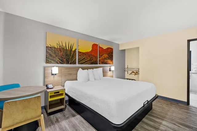 غرفة بسرير مزدوج، Days Inn By Wyndham Tucson Airport 2/4