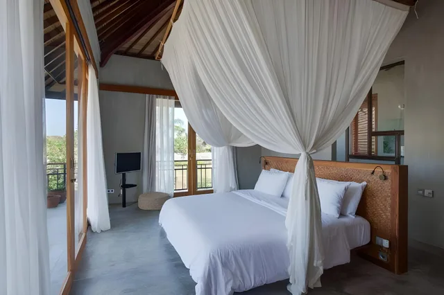 غرفة تنفيذية بحوض استحمام، Zin Berawa Villas & Bungalows 1/1