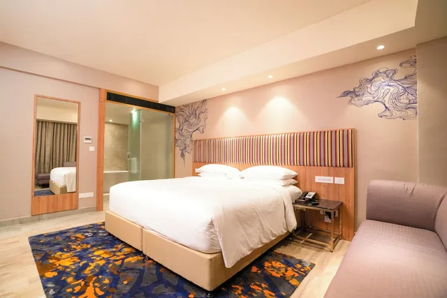 جناح بريميوم بسرير كينج، Vivanta Kochi Aluva 3/6