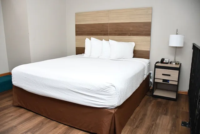 جناح ديلوكس بسرير كينج بشرفة بحوض جاكوزي، Baymont Inn and Suites by Wyndham Platteville 2/10