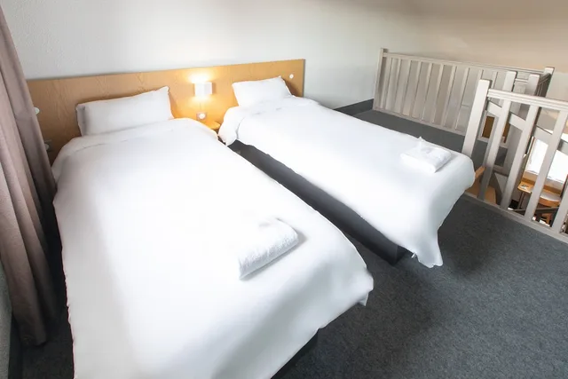 غرفة رباعية بسرير مزدوج وسريرين منفصلين، B&B Hotel Saint Malo Centre 2/6