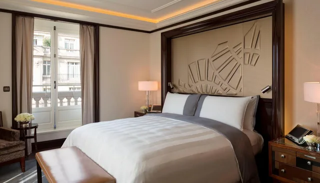 Superior, Double or Twin Bed, The Peninsula Paris 1/2