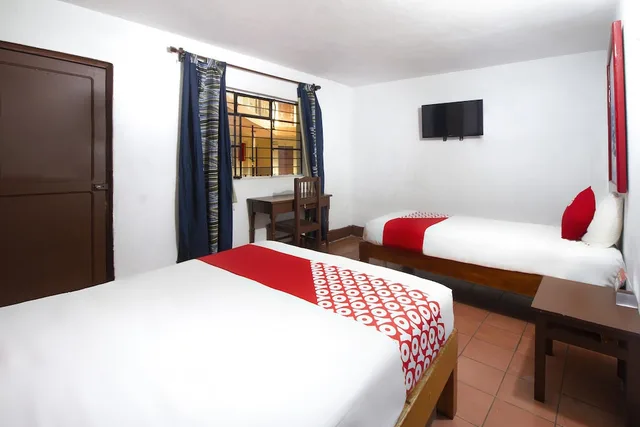 غرفة قياسية ثلاثية بسرير مزدوج وسرير فردي، OYO Hotel Brazil, Guadalajara, Estadio Jalisco 1/4