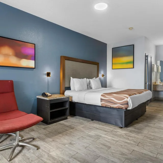 Room, King Bed, Hot Tub, Best Western Magnolia 1/10