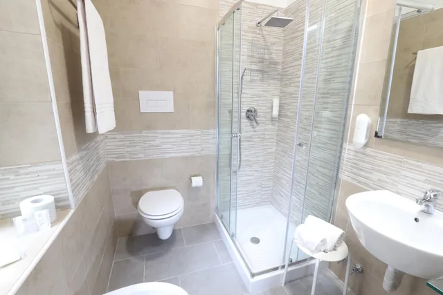 غرفة بسريرين منفصلين بحمام خاص، Hotel Leonardo da Vinci 5/5