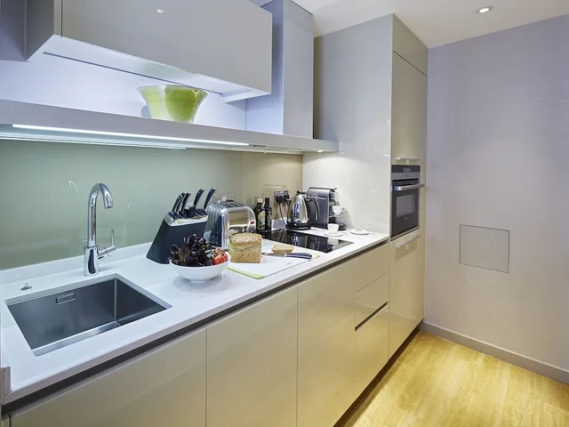 Studio, Apartment, Queen Bed, Cheval Three Quays 3/3