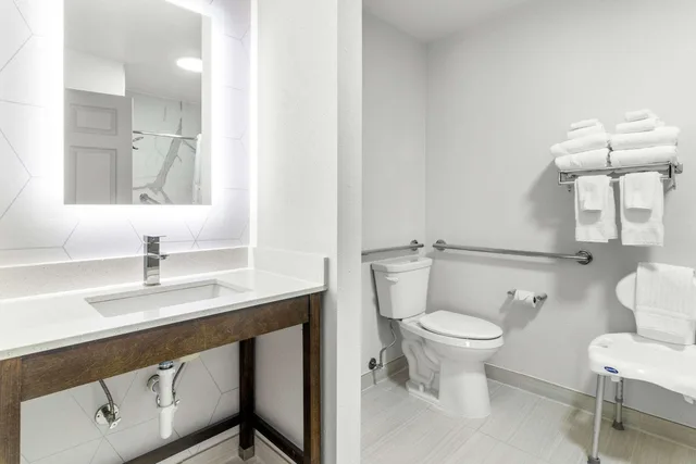 جناح لذوي الإعاقة، Comfort Suites Mount Vernon 2/2