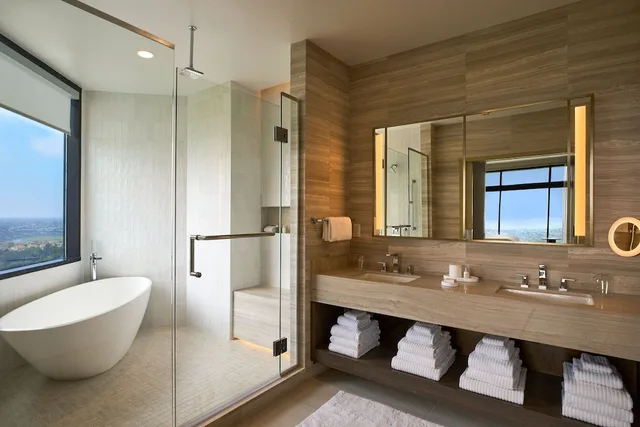 جناح بسرير كينج بإطلالة على البحر بشرفة بغرفة نوم واحدة، VEA Newport Beach, A Marriott Resort & Spa 3/3