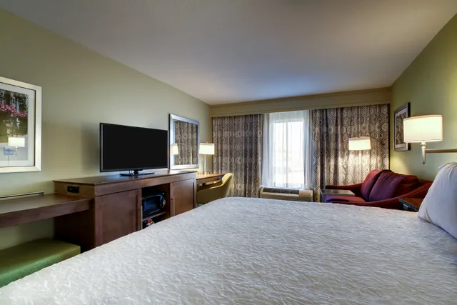 غرفة بسرير كينج مع أريكة، Hampton Inn And Suites Cordele Ga 4/5