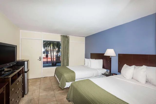 غرفة رباعية بسريرين مزدوجين لذوي الإعاقة، Days Inn by Wyndham St. Petersburg / Tampa Bay Area 1/3