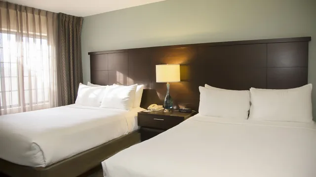 جناح بسريرين كوين بغرفتي نوم بمطبخ، Staybridge Suites Co Springs Air Force Academy 4/10