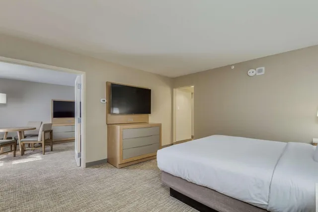غرفة بسرير كينج، DoubleTree by Hilton Phoenix Chandler 1/3