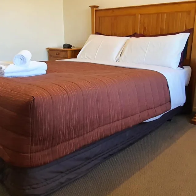 استوديو بجاكوزي، Rosewood Court Motel 3/10