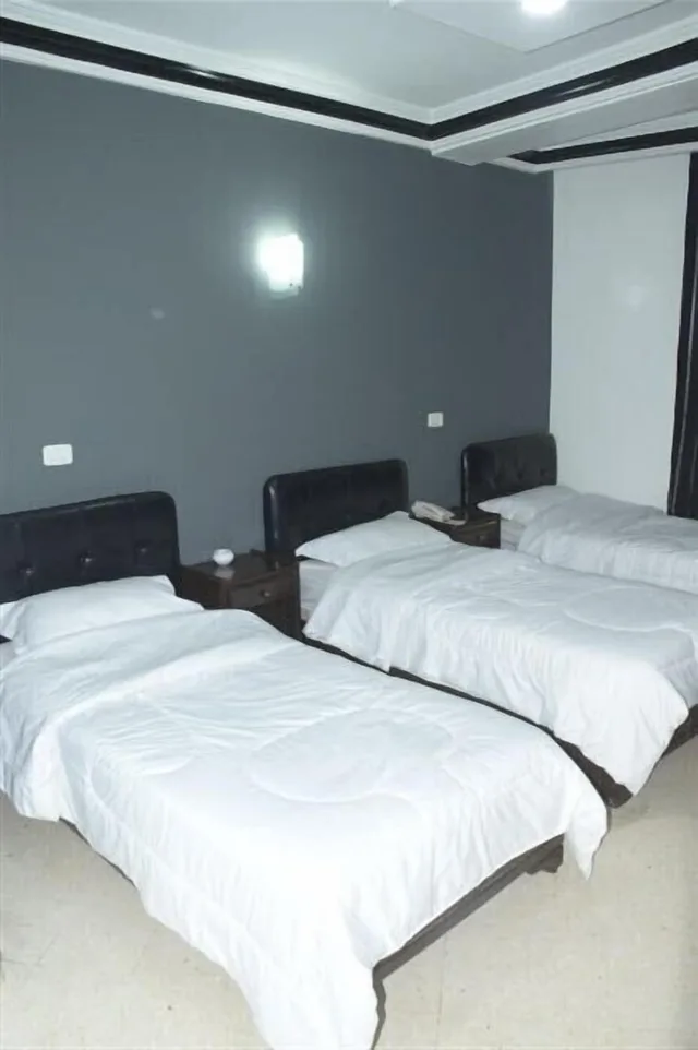غرفة ثلاثية بسرير مزدوج وسرير فردي، Hotel Le Calife 1/1