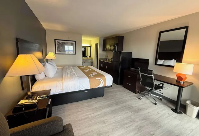 غرفة تنفيذية بسرير كينج، Quality Inn and Suites Baton Rouge West Port Allen 2/8