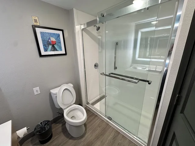 غرفة ديلوكس بسرير كينج، La Quinta Inn & Suites by Wyndham Dallas Arlington South 8/9