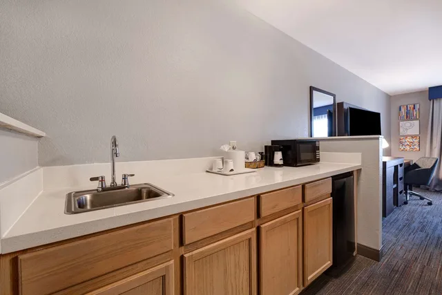 جناح بسرير كينج بغرفة نوم واحدة مع أريكة، Hampton Inn Hot Springs 2/3