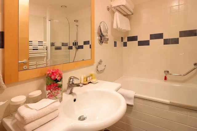 غرفة بسرير مزدوج بإطلالة على البحيرة بشرفة، Hotel Lovec 3/3