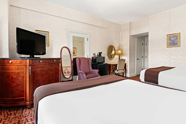 Room, 1 Double and 2 Queen Beds، Genetti Hotel SureStay Collection By Best Western 3/4
