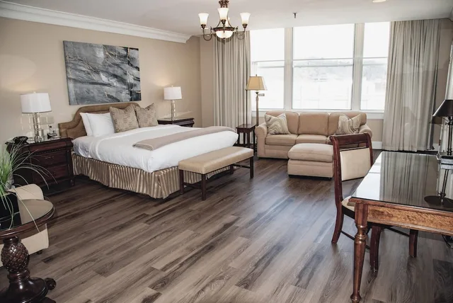 Master, Executive, Suite, Single, King Bed, Sofa, Pet Friendly, Jetted Tub، Haywood Park Hotel, Ascend Hotel Collection 4/10