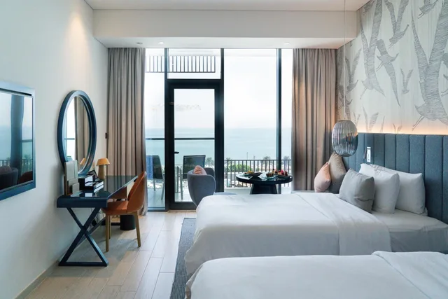 غرفة بريميوم بإطلالة على البحر بشرفة، C Central Resort The Palm 1/2