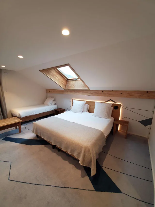 غرفة بريفيليج بسرير كينج وسرير فردي بإطلالة على الجبل، Hotel Chalet Les Saytels, Signature Collection 1/3