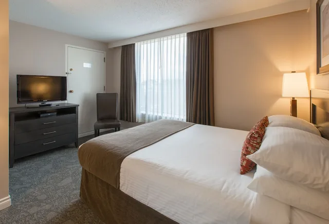 جناح سيغنتشر بسرير كوين مع أريكة، Embassy Inn 2/4