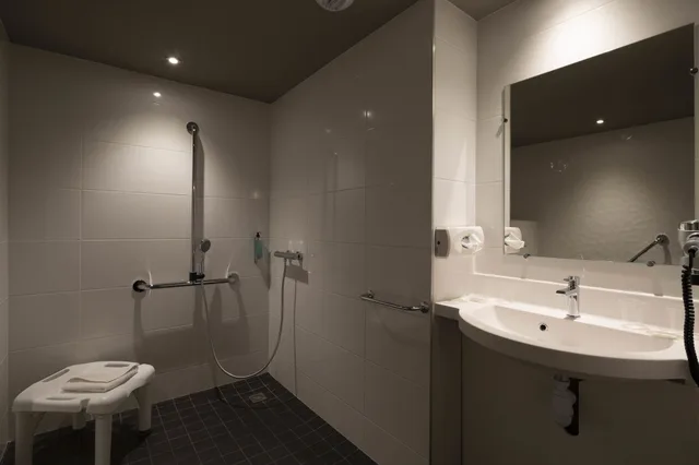 غرفة رباعية بسرير مزدوج وسرير بطابقين، Break Hotel Vierzon 6/6