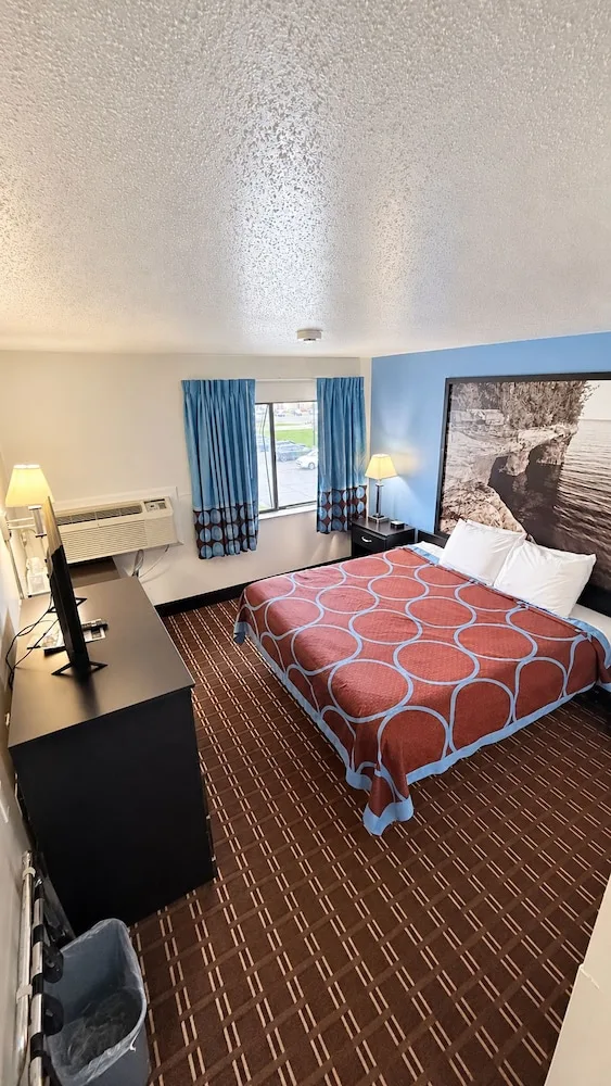 غرفة بسرير كوين لذوي الإعاقة، Super 8 by Wyndham Wisconsin Dells 3/4