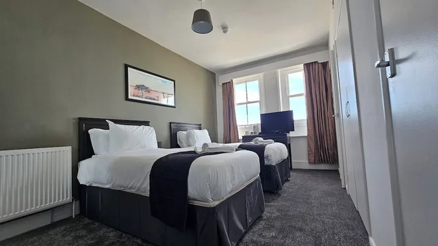 غرفة قياسية بسريرين منفصلين بإطلالة على البحر، OYO The Strand Hotel 5/7