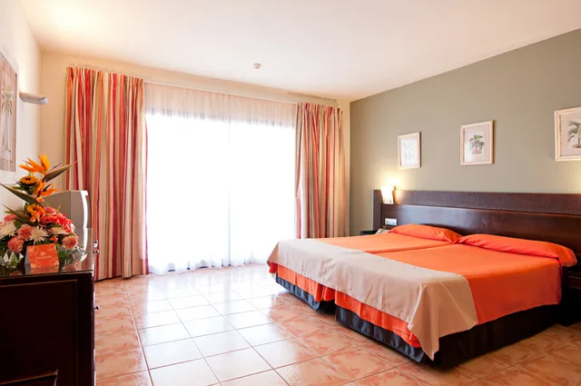 غرفة بإطلالة على الحديقة بشرفة، Hotel LIVVO Lago Taurito 6/10