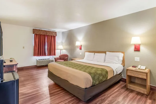 غرفة بسرير كينج للمدخنين، Econo Lodge Truman Inn 3/9