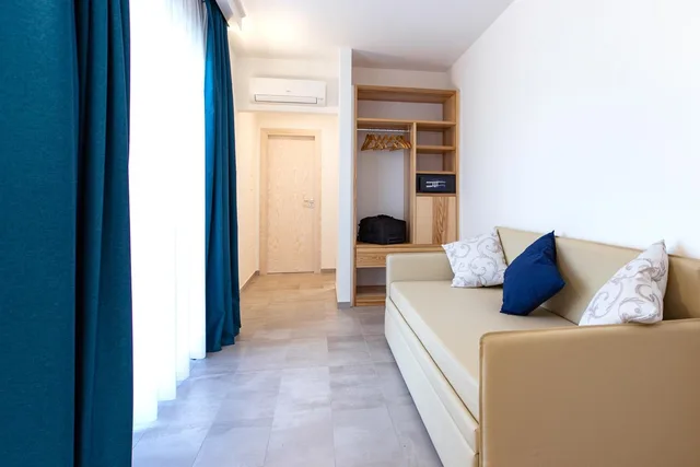 جناح جونيور بسرير كوين مع أريكة، Park Oasi Residence 2/4