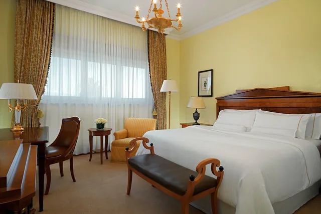 غرفة ديلوكس بسرير كينج، The Westin Excelsior Roma 2/5