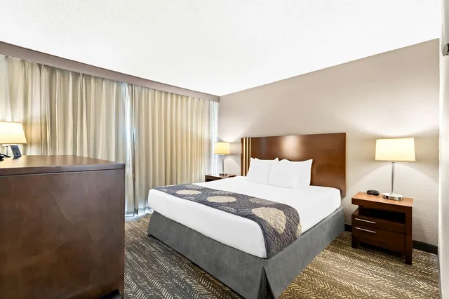 غرفة بسرير كينج بشرفة، Best Western Yacht Harbor Hotel 1/4