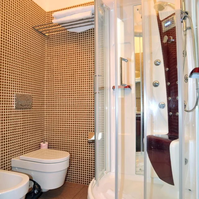 جناح بجاكوزي، Hotel Flora 8/10