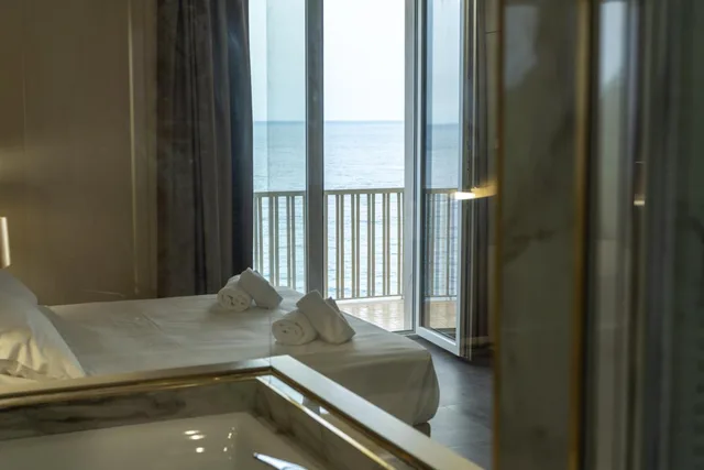 Royal, Suite, Hot Tub, Palace Hotel 9/10