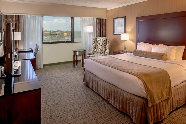 غرفة قياسية بسرير كينج لذوي الإعاقة، Crowne Plaza St. Louis Airport 2/10