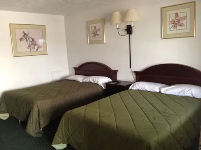 غرفة قياسية بسريرين مزدوجين، Three Oaks Motel 2/4