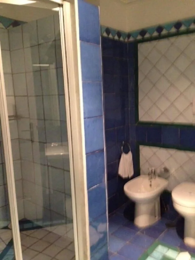 جناح جونيور بسرير كوين وسرير فردي بإطلالة على البحر، GRAND HOTEL SAN PIETRO 4/4