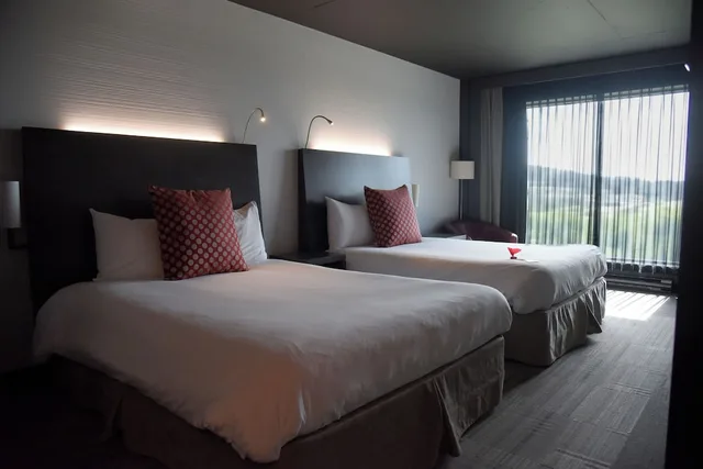 غرفة غراند كومفورت بسريرين كوين بإطلالة على البحيرة، Grand Times Hotel Sherbrooke 2/7