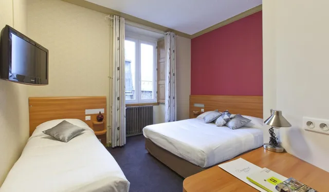 غرفة ثلاثية، Hôtel Duquesne 3/10
