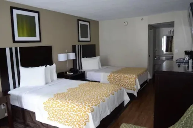 غرفة بسريرين مزدوجين، Days Inn by Wyndham Harrisburg North 2/4